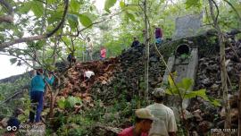 Pondasi Jalan Ambrol, Warga Bergerak Gotong Royong